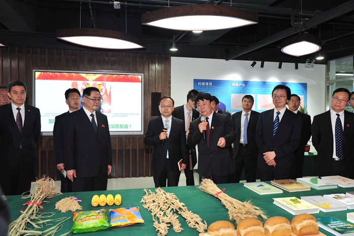 朝鲜劳动党中央政治局委员,中央副委员长朴泰成参观中国农业科学院